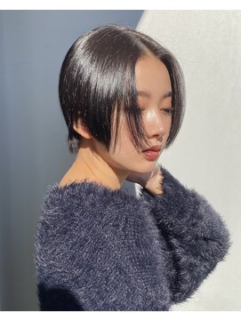 エアー 青山(AIR) 丸みショート前下がりセンターパートハンサムくびれショート