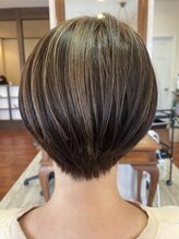 暗く塗りつぶさない。「白髪ぼかし」と「艶カラー」で楽しむ、透明感のある大人色