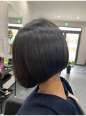 パツっと前下がりボブ