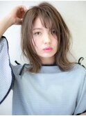 透明感抜群アッシュ系カラー×緩めウェーブ外ハネミディ