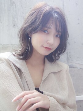 メノン(Menon) 黒髪　ウェーブミディアム　小顔　ウルフヘアー