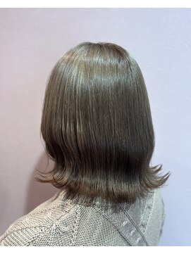 ベルタバイメルク(belta by merc.) 透明感ブリーチありアッシュ1.15ミディアムレイヤーカット