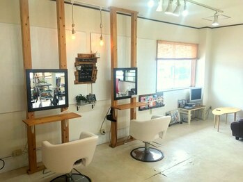ヘアーリゼル(Hair Rizel)の写真/白を基調とした広い店内を独り占めできるのが嬉しい！ゆったりとした贅沢空間をご堪能ください―。