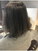 外国人風ハイライトオリーブグレージュ赤み消しカラーボブ