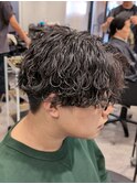 波巻きスパイラルパーマラウンドマッシュ刈り上げメンズ