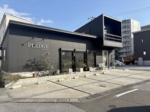 サロンプレッジエビノマル(salon PLEDGE ebinomaru)の雰囲気（駐車場5台完備）