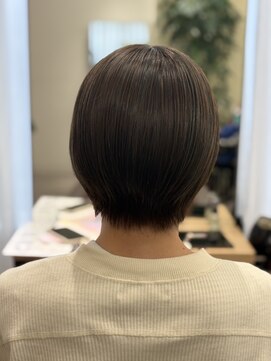 ウイ バイ ファースト 北四番丁店(u'i by first) 後頭部の丸みが特徴的な、コンパクトなボブスタイル