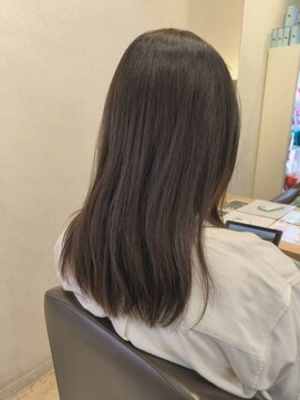 ウイバイファースト(u'i by first) チャコールグレージュのロングスタイル