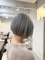 マニア(mania.)&nbsp;シルバーブルートリプルカラー白髪ぼかしハイトーンショート