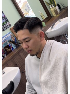 ケーエムシーセントラルルーツ(KMC Central Roots) スキンフェード、サイドパート