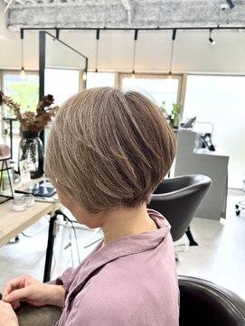 ベルム(Belme) 脱白髪染めハイライトイメチェングレーベージュ似合わせカット