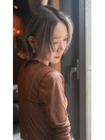 花鳥風月 顔まわりレイヤーボブとしシルバーグレージュ