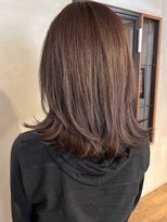 カールム(carlm) 軽やかミディアムへ。顔まわりレイヤーで小顔見え◎