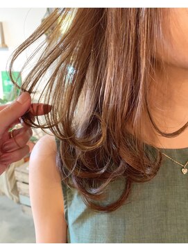 ティル(till) 【till_emi】ベージュカラー×レイヤーセミディ