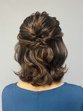 ヒュミ(hymy) お呼ばれヘア/二次会ハーフアップ/モテ髪/外ハネアレンジ