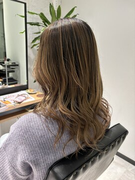 スミ(sumi) バレイヤージュ/シャドウルーツ/ハイライトカラー/岩田悠