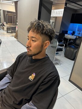 アイズ 海老名(AIZU) ツイストパーマ ツイストスパイラルパーマ 金メッシュ メンズ