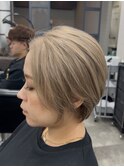 ショートヘア×ホワイトベージュ