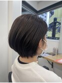 アッシュベージュ耳かけショートボブ