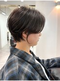 黒髪前髪長めのショートヘア