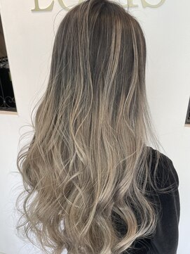 ラビスモア(Lovis moa) ホワイトグレージュ／ミニウルフ/髪質改善／チェリーブラウン