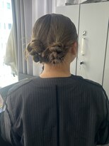 リラス 博多(rilas)&nbsp;タイトツインヘアアレンジ　ねじりアレンジ　結婚式ヘアアレンジ