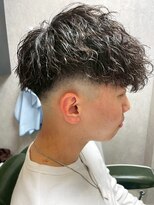 ディスイズバーバーフォース(THIS IS BARBER 4th)&nbsp;フェードカット スパイラルパーマ メンズショート 刈り上げ 20代