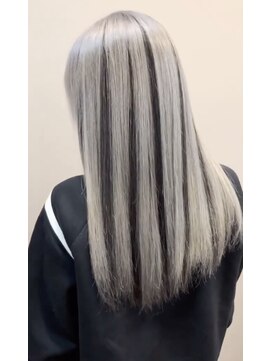 カルフール ロコ 草加西口店(Carrefour LOCO) 個性派☆シルバーカラー