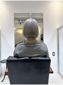 ホワイトグレー×ミニボブ