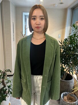 ユヌ(Une) kotaro プツッとストンとボブにまろやかbeige