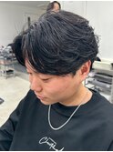 大人の抜け感を演出する、今トレンドのフェザーパーマ