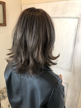モカ ヘアーデザイン(moca HAIR DESIGN) グレーの外ハネスタイル