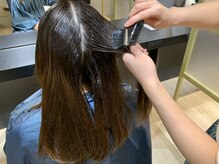 《髪質に合わせた薬剤を塗布》　自然に仕上がる縮毛矯正　〔自由が丘・縮毛矯正・奥沢〕