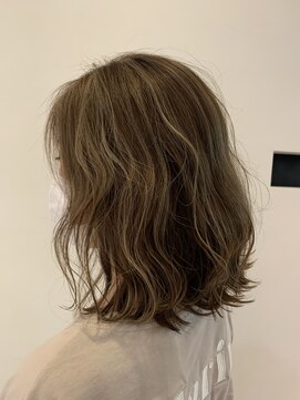 ディア(Dia) 極細ハイライトで立体感のあるカラーリングになります!!