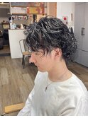 メンズマッシュウルフにラフなパーマ