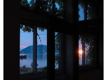 ヒト(H(y)to)の雰囲気（窓から見える、穏やかな海。）