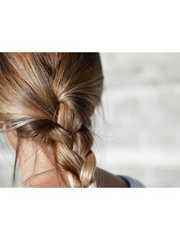 従来のカラー剤より大幅にダメージを抑えたオーガニックカラー剤使用！頭皮の刺激が気になる方にオススメ◎