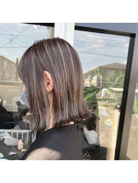 リタ(LITA) ハイライト×切りっぱなしボブ