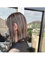 リタ(LITA) ハイライト×切りっぱなしボブ