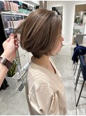 大人かわいいハイライトベージュハンサムショートボブ