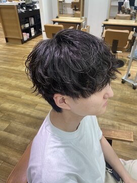 ネイビー(NAVY) 緩めのツイストスパイラルパーマでつくるシャドウパーマ