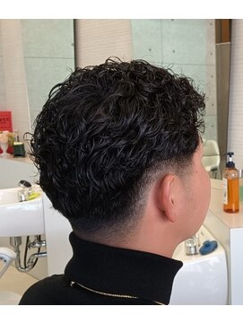 ブリーズ(Breeze) 無造作ショート波打ちパーマ刈り上げツーブロックマッシュ