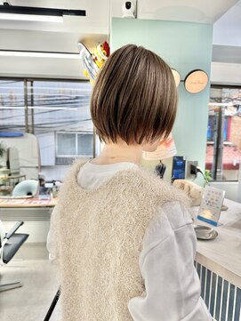 ヒビヲ(HIBIO) ショートボブ切りっぱなしボブタッセルボブミルクティーベージュ