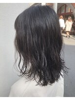 モルニ(MORNI)&nbsp;黒髮ミディ_マロンベージュ Aラインボブ かきあげ