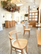 店内は清潔感ある、白と温かみのある木目の基調をしたナチュラルな空間。