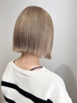 アオゾラヘアー 本店(AOZORA HAIR) ホワイトブロンド×切りっぱなしボブ ダブルカラー