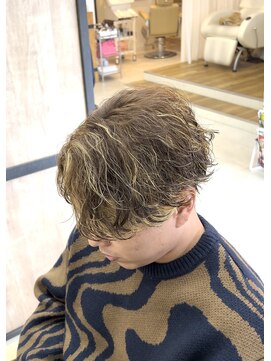 エッジ(EDGE) ブラウンカラーメッシュセンターパートショートレイヤー刈り上げ