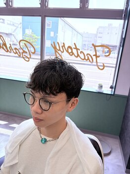 ファクトリー(FACTORY)の写真/フェードとの相性も抜群。直毛やボリュームの悩みを解消し、色気と男らしさを魅せる極上パーマ。