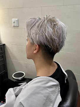 グレイスフル バーバープラチナム 六本木店(Graceful Barber platinum) シルバーアッシュ×センターパート