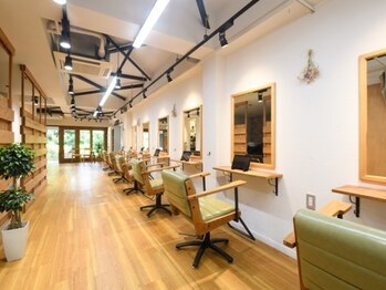 リノ 吉祥寺(Lino kichijoji)の写真/【リラックスして通える】暖かみのある柔らかい雰囲気のサロン♪自然に囲まれた開放的な店内も魅力◎
